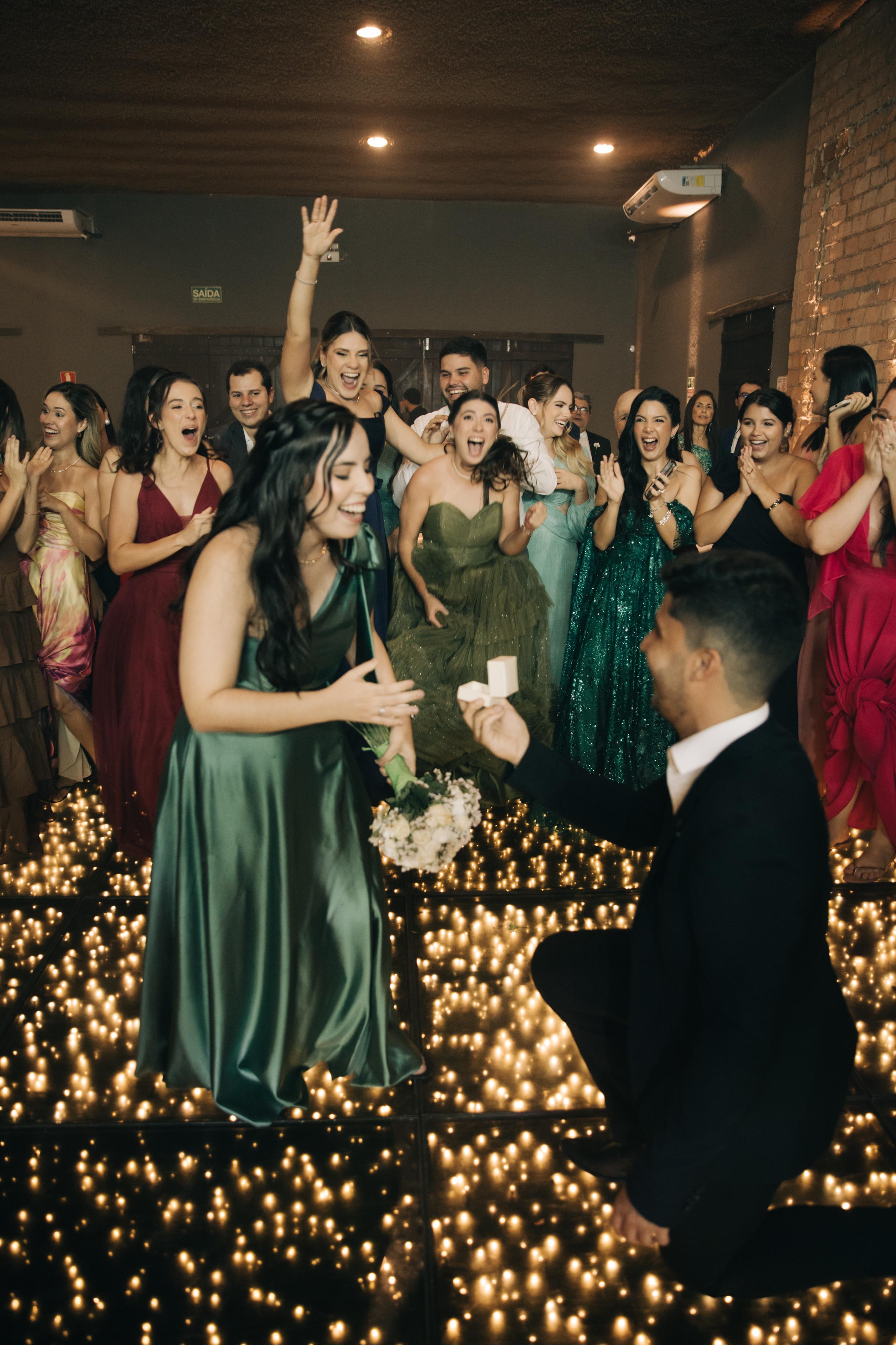 Anny e João juntos no pedido de noivado